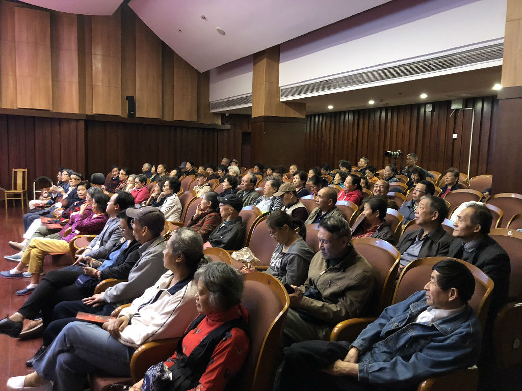 米兰官网首页登录入口退休教职工与湖南街道社区老同志们出席本次活动