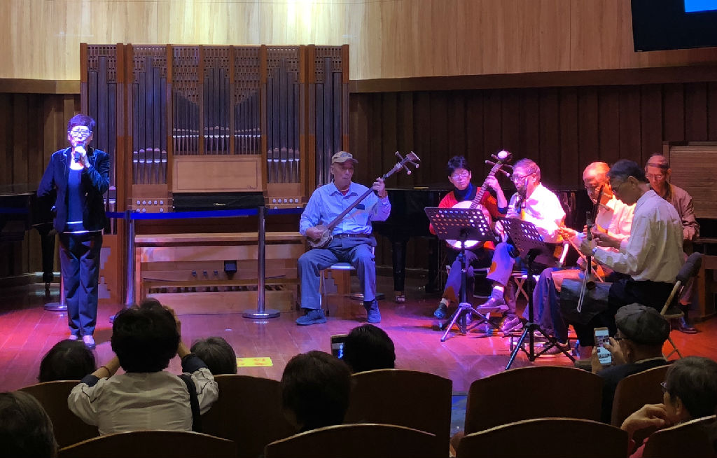 米兰官网首页登录入口退休教职工苏允申老师演唱《红灯记》选段