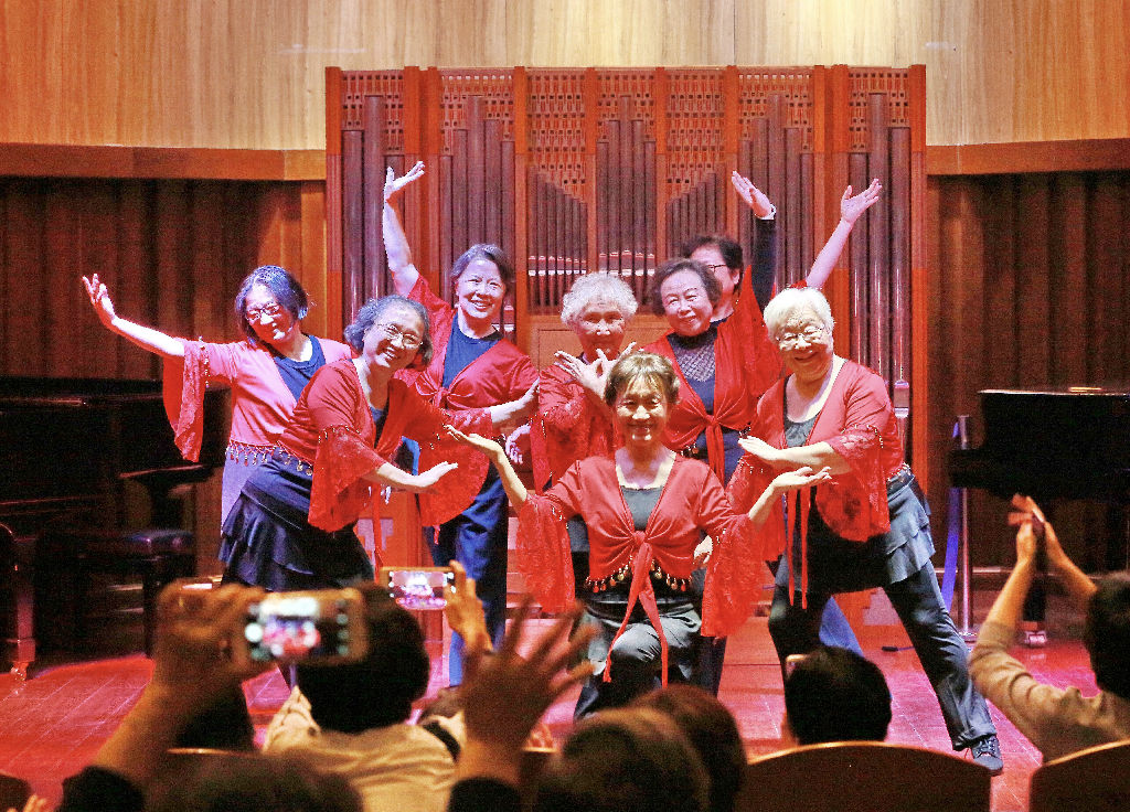 米兰官网首页登录入口退休教职工舞蹈兴趣小组表演《相逢是首歌》