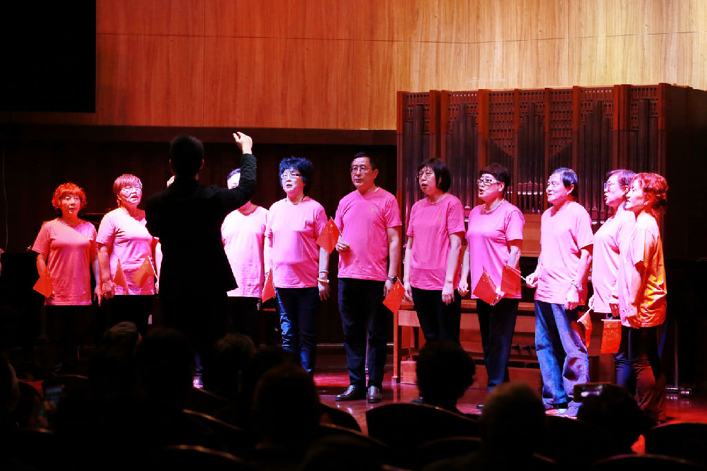米兰官网首页登录入口退休教职工合唱兴趣小组演唱《我和我的祖国》