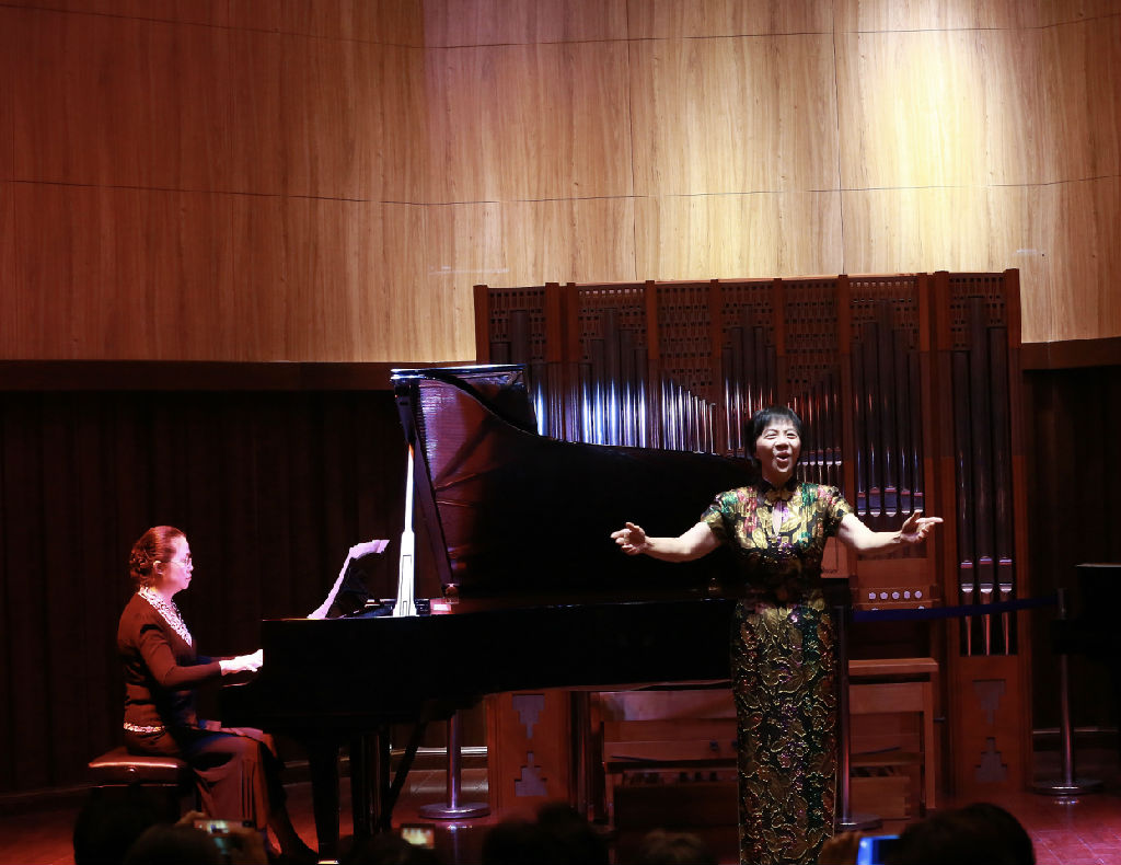 米兰官网首页登录入口原组织部部长、人事处处长李晓霞演唱《我爱你中国》